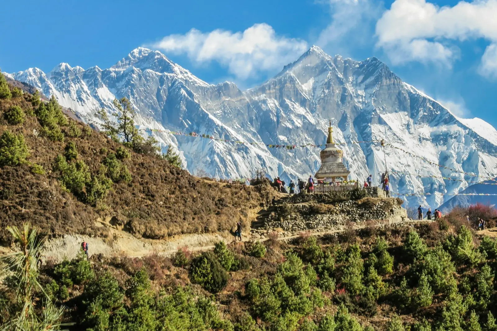 Everest y Lhotse sobre Namche Bazaar